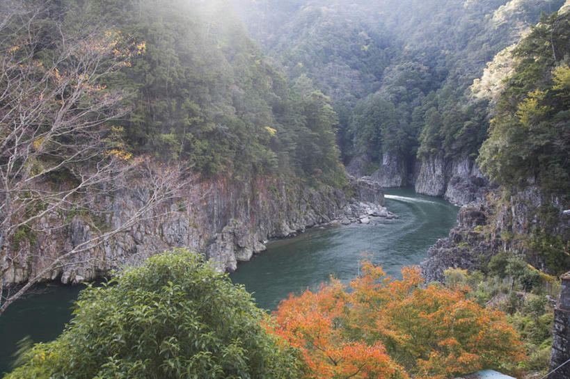 无人,横图,俯视,室外,白天,旅游,度假,河流,美景,秋季,山,山脉,树林,水,峡谷,植物,雾,奈良县,日本,亚洲,许多,朦胧,模糊,河水,景观,山峰,水流,山峦,娱乐,树,树木,绿色,自然,群山,享受,休闲,景色,放松,生长,成长,迷雾,自然风光,东亚,本州,本州岛,日本国,近畿地方,奈良,近畿,大雾,秋,秋天,彩图,高角度拍摄