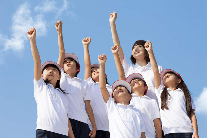 东方人,手,伙伴,朋友,学生,教师,站,举,笑,微笑,露齿笑,横图,室外,白天,仰视,友谊,纯洁,亚洲,一排,握,阴影,服装,整齐,光线,影子,云,云朵,许多人,云彩,注视,休闲装,黄种人,鼓励,排列,衣服,蓝色,白色,白云,蓝天,天空,阳光,天,观察,加油,看,手势,托,握拳,站着,一群人,休闲,同学,手部,休闲服,可爱,童年,童趣,打气,握着,服饰,晴朗,观看,察看,校友,队列,关注,鼓舞,童真,烂漫,无邪,同窗,学友,天真,友情,男人,男性,年轻女性,女孩,女人,女性,亚洲人,讲师,教授,老师,晴空,举起,举手,举着,抬头,向上举,向上伸,向上托,仰头,站立,半身,彩图,低角度拍摄