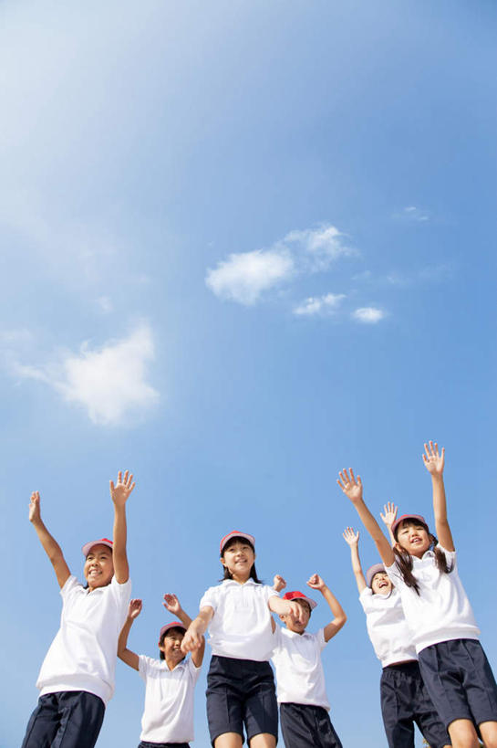 东方人,儿童,手,伙伴,朋友,站,跳,举,笑,微笑,露齿笑,竖图,室外,白天,仰视,友谊,纯洁,帽子,亚洲,许多,阴影,短裤,服装,光线,影子,云,云朵,许多人,半空,云彩,注视,休闲装,黄种人,运动帽,小孩,衣服,红色,蓝色,白色,黑色,白云,蓝天,天空,阳光,天,观察,看,托,站着,一群人,休闲,同学,手部,休闲服,鸭舌帽,可爱,童年,童趣,服饰,晴朗,观看,察看,校友,关注,童真,烂漫,无邪,同窗,学友,天真,友情,男孩,男人,男性,女孩,女人,女性,亚洲人,晴空,举起,举手,举着,抬头,跳跃,向上举,向上伸,向上托,仰头,站立,半身,彩图,低角度拍摄,男生,女生