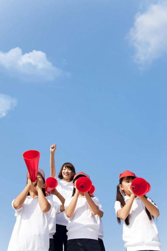 东方人,儿童,手,伙伴,朋友,学生,教师,站,举,笑,微笑,露齿笑,竖图,室外,白天,仰视,友谊,纯洁,帽子,亚洲,五个人,许多,握,阴影,服装,光线,影子,云,云朵,许多人,拿,云彩,拿着,注视,休闲装,黄种人,鼓励,喇叭,运动帽,小孩,衣服,红色,蓝色,白色,白云,蓝天,天空,阳光,天,观察,加油,看,手势,托,握拳,站着,一群人,休闲,同学,手部,休闲服,鸭舌帽,可爱,童年,童趣,打气,握着,服饰,晴朗,观看,察看,校友,关注,扩音器,鼓舞,童真,烂漫,无邪,同窗,学友,三顶,天真,友情,男孩,男人,男性,年轻女性,女孩,女人,女性,亚洲人,讲师,教授,老师,晴空,举起,举手,举着,向上举,向上伸,向上托,站立,半身,彩图,低角度拍摄,男生,女生