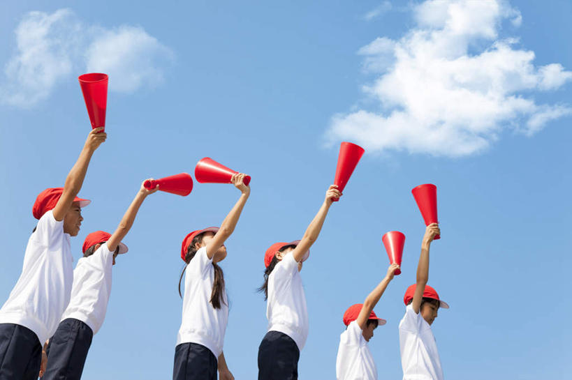 东方人,儿童,手,伙伴,朋友,站,举,横图,室外,白天,仰视,友谊,纯洁,帽子,亚洲,许多,阴影,短裤,服装,光线,影子,云,云朵,许多人,拿,云彩,拿着,注视,休闲装,黄种人,喇叭,运动帽,小孩,衣服,红色,蓝色,白色,黑色,白云,蓝天,天空,阳光,天,吹,观察,看,托,站着,一群人,休闲,同学,手部,休闲服,鸭舌帽,可爱,童年,童趣,服饰,晴朗,观看,察看,校友,关注,扩音器,童真,烂漫,无邪,同窗,学友,天真,友情,男孩,男人,男性,女孩,女人,女性,亚洲人,晴空,举起,举手,举着,向上举,向上伸,向上托,站立,半身,彩图,低角度拍摄,男生,女生