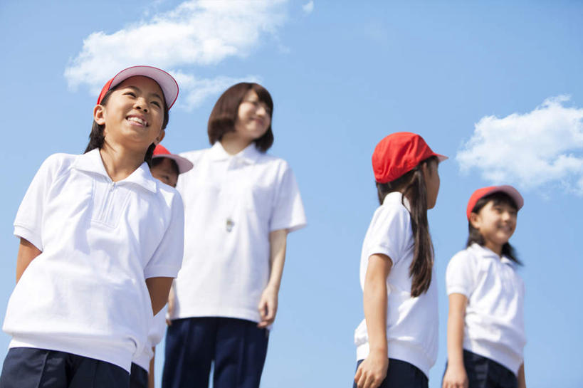 东方人,儿童,四个人,伙伴,朋友,学生,教师,站,笑,微笑,露齿笑,横图,室外,白天,仰视,友谊,纯洁,帽子,亚洲,阴影,服装,朦胧,模糊,光线,影子,云,云朵,云彩,扭头,注视,休闲装,黄种人,运动帽,小孩,衣服,红色,蓝色,白色,白云,蓝天,天空,阳光,天,观察,看,站着,转头,休闲,同学,休闲服,鸭舌帽,可爱,童年,童趣,服饰,晴朗,观看,察看,校友,关注,童真,烂漫,无邪,同窗,学友,三顶,天真,友情,男孩,男人,男性,年轻女性,女孩,女人,女性,亚洲人,讲师,教授,老师,晴空,站立,半身,彩图,低角度拍摄,男生,女生