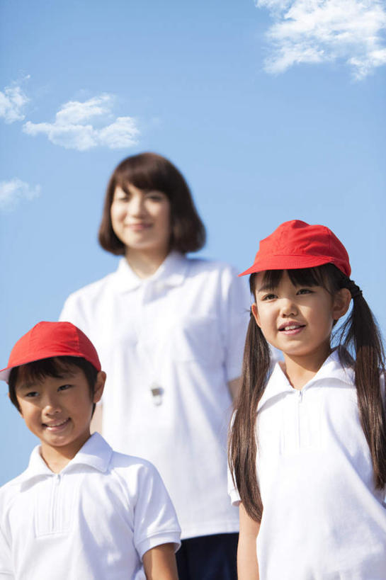东方人,儿童,三个人,伙伴,朋友,学生,教师,站,笑,微笑,露齿笑,竖图,室外,白天,仰视,友谊,纯洁,帽子,亚洲,阴影,服装,光线,影子,云,云朵,云彩,注视,休闲装,黄种人,运动帽,小孩,衣服,红色,蓝色,白色,白云,蓝天,天空,阳光,天,观察,看,站着,休闲,同学,休闲服,鸭舌帽,可爱,童年,童趣,服饰,晴朗,观看,察看,校友,关注,童真,烂漫,无邪,同窗,学友,三顶,天真,友情,男孩,男人,男性,年轻女性,女孩,女人,女性,亚洲人,讲师,教授,老师,晴空,站立,半身,彩图,低角度拍摄,男生,女生