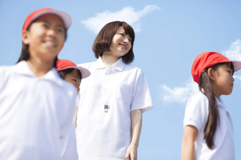 东方人,四个人,伙伴,朋友,教师,站,横图,室外,白天,仰视,友谊,纯洁,帽子,亚洲,阴影,服装,光线,影子,云,云朵,云彩,扭头,注视,休闲装,黄种人,运动帽,衣服,红色,蓝色,白色,白云,蓝天,天空,阳光,天,观察,看,站着,转头,休闲,同学,休闲服,鸭舌帽,可爱,童年,童趣,服饰,晴朗,观看,察看,校友,关注,童真,烂漫,无邪,同窗,学友,三顶,天真,友情,年轻女性,女人,女性,亚洲人,讲师,教授,老师,晴空,站立,半身,彩图,低角度拍摄