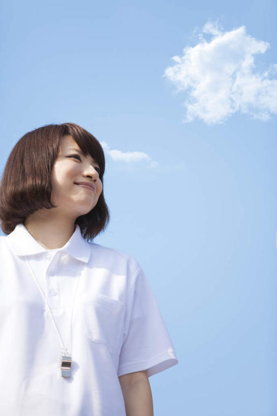 东方人,一个人,站,笑,微笑,竖图,室外,白天,仰视,亚洲,仅一个年轻女性,仅一个女性,仅一个人,阴影,服装,光线,影子,云,云朵,云彩,扭头,注视,休闲装,黄种人,衣服,蓝色,白色,白云,蓝天,天空,阳光,天,观察,看,站着,转头,休闲,休闲服,服饰,晴朗,观看,察看,关注,年轻女性,女人,女性,亚洲人,晴空,抬头,仰头,站立,半身,彩图,低角度拍摄