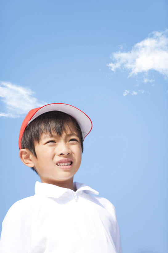东方人,儿童,脸,头,脸颊,一个人,站,笑,微笑,露齿笑,竖图,室外,特写,白天,仰视,纯洁,帽子,亚洲,仅一个男性,仅一个人,阴影,服装,光线,影子,云,云朵,云彩,注视,休闲装,黄种人,运动帽,肩膀,小孩,衣服,红色,蓝色,白色,白云,蓝天,天空,阳光,天,观察,看,站着,仅一个小孩,休闲,休闲服,鸭舌帽,可爱,童年,童趣,服饰,晴朗,观看,察看,关注,童真,烂漫,无邪,一顶,天真,男孩,男人,男性,亚洲人,孩子,头部,脸部,脸蛋,面部,晴空,站立,半身,彩图,低角度拍摄,男生