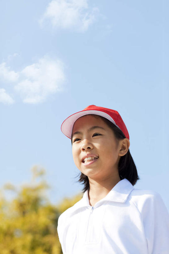 东方人,儿童,脸,头,脸颊,一个人,站,笑,微笑,露齿笑,竖图,室外,特写,白天,仰视,纯洁,植物,帽子,亚洲,仅一个女性,仅一个人,阴影,服装,朦胧,模糊,光线,影子,云,云朵,云彩,注视,休闲装,黄种人,运动帽,肩膀,树,树木,小孩,衣服,红色,蓝色,绿色,白色,白云,蓝天,天空,阳光,自然,天,观察,看,站着,仅一个小孩,休闲,休闲服,鸭舌帽,可爱,童年,童趣,服饰,生长,晴朗,成长,观看,察看,关注,童真,烂漫,无邪,一顶,天真,女孩,女人,女性,亚洲人,孩子,头部,脸部,脸蛋,面部,晴空,站立,半身,彩图,低角度拍摄,女生