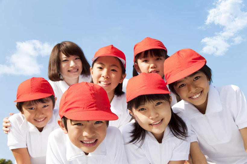 东方人,脸,头,脸颊,伙伴,朋友,学生,教师,站,笑,微笑,露齿笑,横图,室外,特写,白天,仰视,友谊,帽子,亚洲,许多,弯腰,阴影,服装,光线,影子,云,云朵,许多人,云彩,注视,休闲装,黄种人,运动帽,肩膀,衣服,红色,蓝色,白色,白云,蓝天,天空,阳光,天,观察,看,站着,一群人,休闲,同学,休闲服,鸭舌帽,服饰,晴朗,观看,察看,校友,关注,弯身,同窗,学友,友情,男孩,男人,男性,年轻女性,女孩,女人,女性,亚洲人,头部,脸部,脸蛋,面部,讲师,教授,老师,晴空,站立,半身,彩图,低角度拍摄