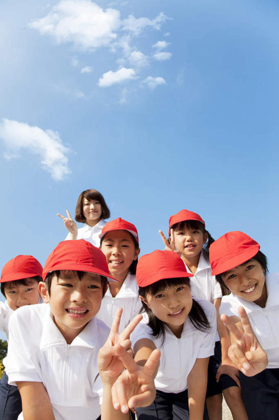 东方人,伙伴,朋友,学生,教师,站,笑,微笑,露齿笑,竖图,室外,白天,仰视,快乐,兴奋,友谊,骄傲,成功,胜利,帽子,亚洲,许多,弯腰,阴影,服装,光线,影子,云,云朵,许多人,云彩,注视,休闲装,黄种人,运动帽,衣服,红色,蓝色,白色,白云,蓝天,天空,阳光,天,观察,看,手势,站着,一群人,休闲,同学,休闲服,鸭舌帽,自信,服饰,晴朗,观看,察看,校友,关注,弯身,同窗,学友,友情,男孩,男人,男性,年轻女性,女孩,女人,女性,亚洲人,讲师,教授,老师,晴空,站立,半身,彩图,低角度拍摄,欢乐,开心