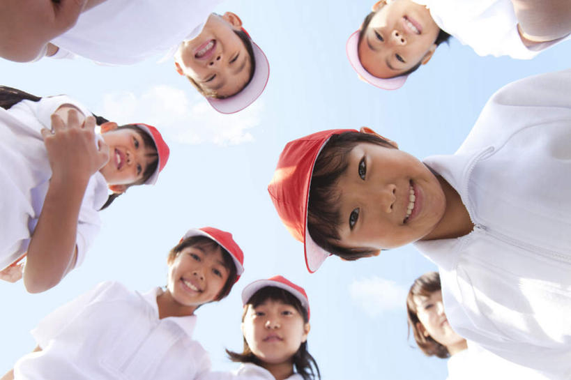 东方人,伙伴,朋友,学生,站,笑,微笑,露齿笑,横图,室外,白天,仰视,快乐,兴奋,友谊,骄傲,成功,胜利,帽子,亚洲,许多,弯腰,阴影,服装,光线,影子,云,云朵,许多人,云彩,注视,休闲装,黄种人,运动帽,衣服,红色,蓝色,白色,白云,蓝天,天空,阳光,天,低头,观察,看,手势,站着,一群人,休闲,同学,休闲服,鸭舌帽,自信,服饰,晴朗,观看,察看,校友,关注,弯身,同窗,学友,友情,男孩,男人,男性,女孩,女人,女性,亚洲人,晴空,站立,半身,彩图,低角度拍摄,欢乐,开心