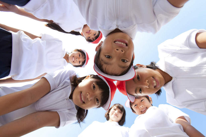 东方人,伙伴,朋友,学生,教师,站,笑,微笑,露齿笑,横图,室外,白天,仰视,友谊,帽子,亚洲,许多,弯腰,阴影,服装,光线,影子,云,云朵,许多人,云彩,注视,休闲装,黄种人,运动帽,衣服,红色,蓝色,白色,白云,蓝天,天空,阳光,天,低头,观察,看,站着,一群人,休闲,同学,休闲服,鸭舌帽,服饰,晴朗,观看,察看,校友,关注,弯身,同窗,学友,友情,男孩,男人,男性,年轻女性,女孩,女人,女性,亚洲人,讲师,教授,老师,晴空,站立,半身,彩图,低角度拍摄