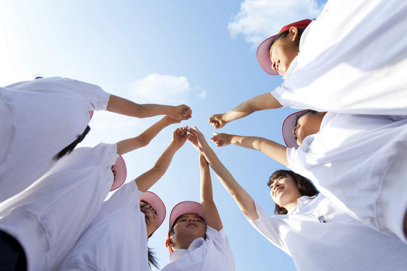 东方人,儿童,伙伴,朋友,学生,教师,站,举,笑,微笑,露齿笑,横图,室外,白天,仰视,快乐,兴奋,友谊,纯洁,骄傲,成功,胜利,帽子,亚洲,一排,许多,阴影,服装,整齐,围绕,光线,影子,圆环,云,云朵,许多人,云彩,注视,休闲装,黄种人,运动帽,排列,小孩,衣服,红色,蓝色,白色,白云,蓝天,天空,阳光,天,低头,观察,看,手势,托,站着,一群人,休闲,同学,休闲服,鸭舌帽,可爱,童年,童趣,自信,服饰,晴朗,观看,察看,校友,队列,关注,童真,烂漫,无邪,同窗,学友,天真,友情,男孩,男人,男性,年轻女性,女孩,女人,女性,亚洲人,讲师,教授,老师,晴空,举起,举手,举着,抬头,向上举,向上伸,向上托,仰头,站立,半身,彩图,低角度拍摄,欢乐,开心,男生,女生