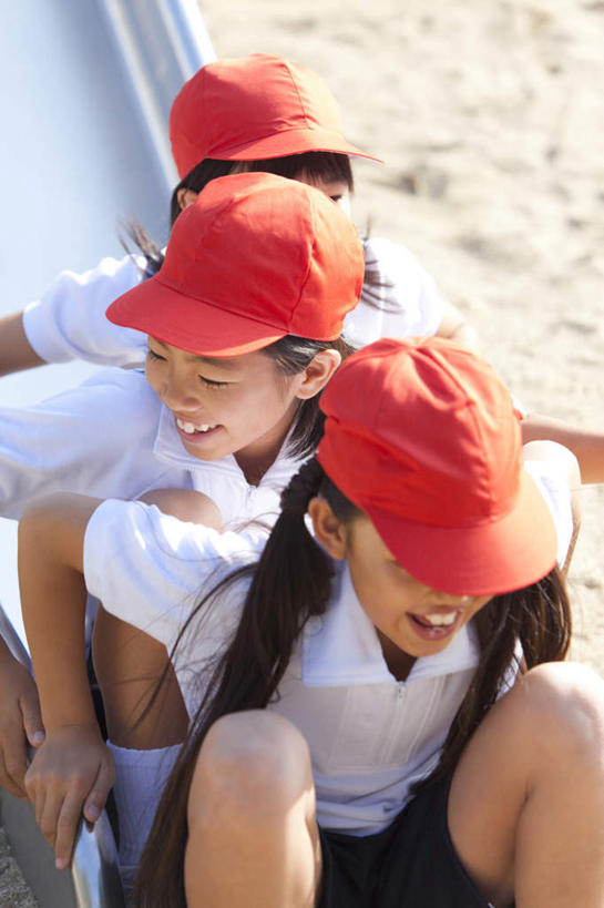 东方人,儿童,三个人,伙伴,朋友,坐,笑,微笑,露齿笑,竖图,俯视,室外,白天,游戏,友谊,帽子,亚洲,阴影,服装,朦胧,模糊,光线,影子,玩,注视,休闲装,黄种人,娱乐,运动帽,小孩,衣服,红色,白色,阳光,扶,观察,看,休闲,同学,休闲服,滑滑梯,鸭舌帽,服饰,观看,活动,察看,扶着,校友,发泄,关注,消遣,智力,宣泄,同窗,学友,三顶,友情,男孩,男人,男性,女孩,女人,女性,亚洲人,玩耍,嬉戏,坐着,半身,彩图,高角度拍摄,男生,女生