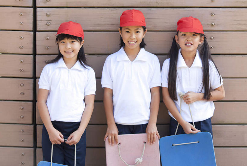 东方人,儿童,三个人,伙伴,朋友,站,笑,微笑,露齿笑,横图,室外,白天,正面,友谊,纯洁,帽子,亚洲,服装,木制,木板,墙,拿,拿着,注视,休闲装,黄种人,运动帽,墙壁,墙面,两个,小孩,衣服,粉色,红色,蓝色,白色,木制品,观察,看,站着,休闲,同学,休闲服,鸭舌帽,可爱,童年,童趣,服饰,滑板,观看,察看,校友,关注,童真,烂漫,无邪,同窗,学友,三顶,天真,友情,女孩,女人,女性,亚洲人,站立,半身,彩图,女生