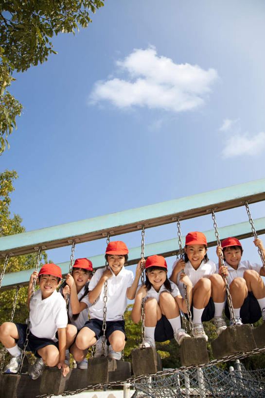 东方人,儿童,伙伴,朋友,栏杆,坐,蹲,笑,微笑,露齿笑,竖图,室外,白天,仰视,游戏,友谊,纯洁,植物,楼梯,帽子,亚洲,一排,许多,握,服装,整齐,扶手,阶梯,云,云朵,许多人,玩,云彩,注视,休闲装,黄种人,娱乐,运动帽,护栏,台阶,树,树木,排列,小孩,衣服,红色,蓝色,绿色,白色,白云,蓝天,天空,自然,天,观察,看,一群人,休闲,同学,休闲服,鸭舌帽,可爱,童年,童趣,握着,服饰,生长,晴朗,成长,观看,活动,察看,校友,队列,发泄,关注,消遣,智力,童真,烂漫,无邪,宣泄,同窗,学友,天真,友情,男孩,男人,男性,女孩,女人,女性,亚洲人,晴空,蹲着,玩耍,嬉戏,坐着,彩图,低角度拍摄,全身,男生,女生