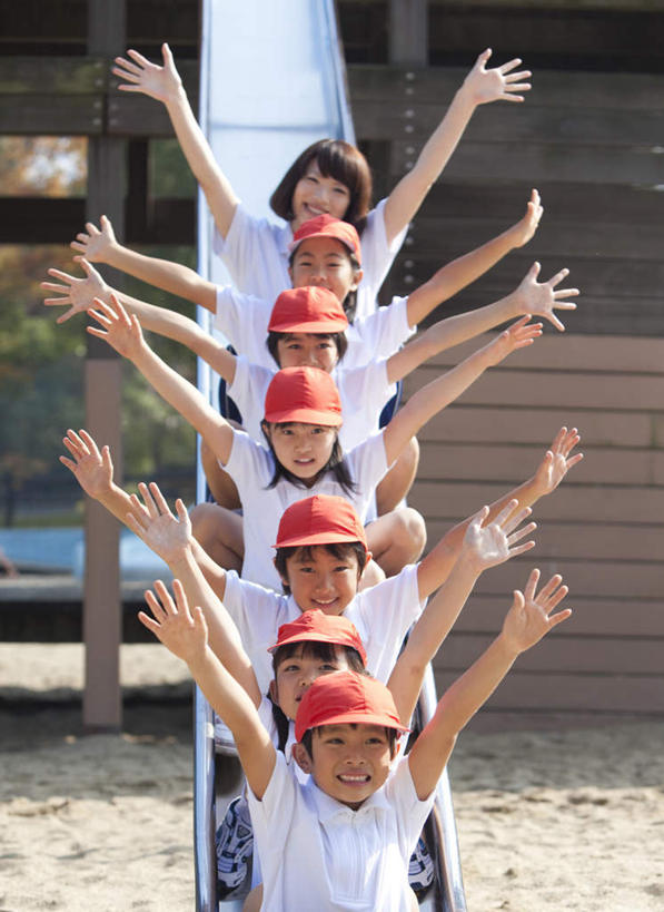 东方人,儿童,伙伴,朋友,学生,教师,坐,伸展双臂,笑,微笑,露齿笑,竖图,室外,白天,正面,游戏,友谊,纯洁,帽子,亚洲,许多,阴影,服装,光线,影子,许多人,玩,注视,休闲装,黄种人,娱乐,运动帽,小孩,衣服,红色,白色,阳光,观察,看,一群人,休闲,同学,休闲服,滑滑梯,鸭舌帽,可爱,童年,童趣,服饰,观看,活动,察看,校友,发泄,关注,消遣,智力,童真,烂漫,无邪,宣泄,同窗,学友,天真,友情,男孩,男人,男性,年轻女性,女孩,女人,女性,亚洲人,讲师,教授,老师,敞开双臂,伸开双臂,玩耍,嬉戏,展开双肩,张开手臂,张开双臂,坐着,半身,彩图,男生,女生