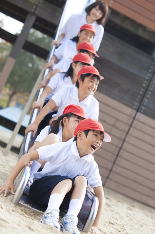 东方人,儿童,伙伴,朋友,学生,教师,坐,笑,微笑,露齿笑,竖图,室外,白天,仰视,游戏,友谊,纯洁,帽子,亚洲,许多,阴影,服装,光线,影子,许多人,玩,注视,休闲装,黄种人,娱乐,运动帽,小孩,衣服,红色,白色,阳光,扶,观察,看,一群人,休闲,同学,休闲服,滑滑梯,鸭舌帽,可爱,童年,童趣,服饰,观看,活动,察看,扶着,校友,发泄,关注,消遣,智力,童真,烂漫,无邪,宣泄,同窗,学友,天真,友情,男孩,男人,男性,年轻女性,女孩,女人,女性,亚洲人,讲师,教授,老师,玩耍,嬉戏,坐着,半身,彩图,低角度拍摄,男生,女生