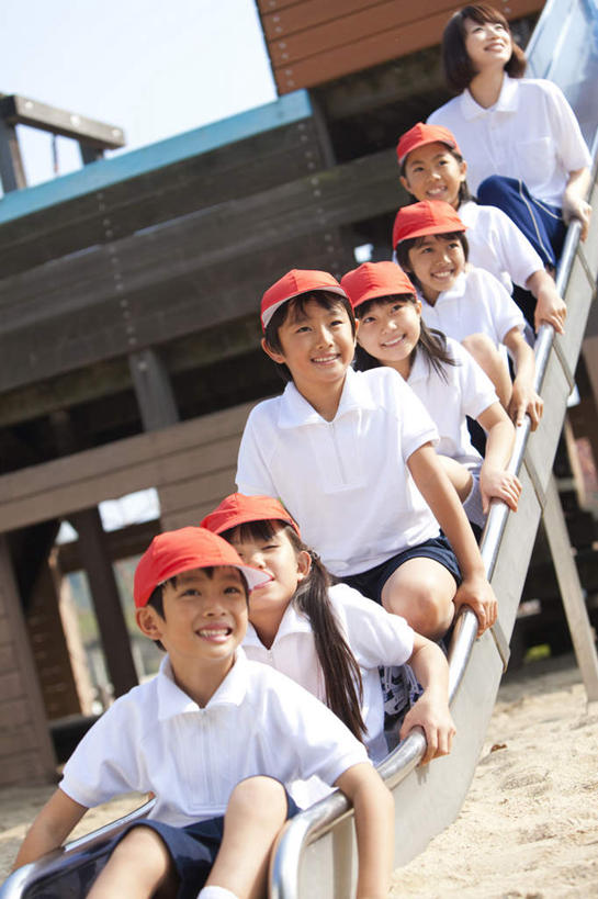 东方人,儿童,伙伴,朋友,学生,教师,坐,笑,微笑,露齿笑,竖图,室外,白天,仰视,游戏,友谊,纯洁,帽子,亚洲,许多,阴影,服装,朦胧,模糊,光线,影子,许多人,玩,注视,休闲装,黄种人,娱乐,运动帽,小孩,衣服,红色,白色,阳光,扶,观察,看,一群人,休闲,同学,休闲服,滑滑梯,鸭舌帽,可爱,童年,童趣,服饰,观看,活动,察看,扶着,校友,发泄,关注,消遣,智力,童真,烂漫,无邪,宣泄,同窗,学友,天真,友情,男孩,男人,男性,年轻女性,女孩,女人,女性,亚洲人,讲师,教授,老师,玩耍,嬉戏,坐着,半身,彩图,低角度拍摄,男生,女生