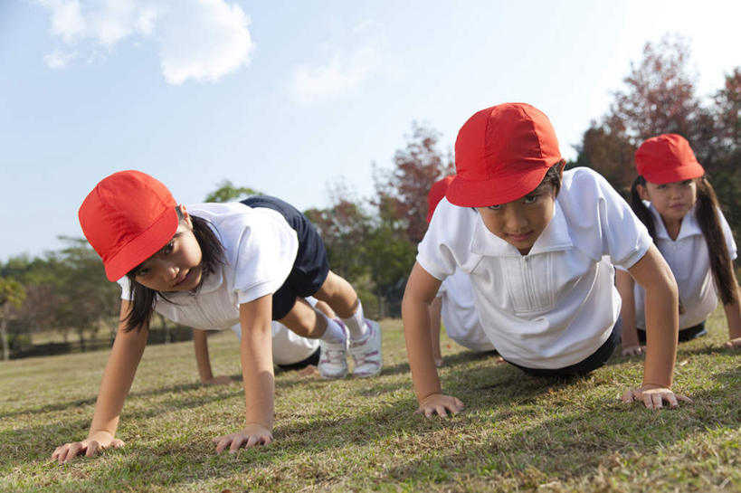 东方人,儿童,三个人,伙伴,朋友,俯卧撑,横图,室外,白天,仰视,锻炼,友谊,纯洁,运动,草地,草坪,植物,帽子,亚洲,阴影,服装,光线,影子,云,云朵,云彩,注视,休闲装,黄种人,运动帽,草,树,树木,小孩,衣服,红色,蓝色,绿色,白色,白云,蓝天,天空,阳光,自然,天,观察,看,趴着,休闲,同学,休闲服,鸭舌帽,可爱,童年,童趣,服饰,生长,晴朗,成长,观看,察看,校友,关注,童真,烂漫,无邪,同窗,学友,三顶,认真,体育,天真,友情,男孩,男人,男性,女孩,女人,女性,亚洲人,晴空,趴,彩图,低角度拍摄,全身,健身,男生,女生