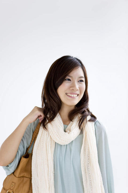 东方人,背,一个人,站,笑,微笑,露齿笑,竖图,室内,白天,白色背景,正面,亚洲,仅一个年轻女性,仅一个女性,仅一个人,服装,装饰,包,皮包,注视,休闲装,黄种人,衣服,黄色,白色,围巾,背着,观察,看,站着,休闲,温暖,休闲服,摄影,服饰,影棚,围脖,观看,保暖,华丽,单肩包,点缀,察看,御寒,关注,衬托,美观,雅致,雅观,年轻女性,女人,女性,亚洲人,站立,半身,彩图,影棚拍摄,拍摄
