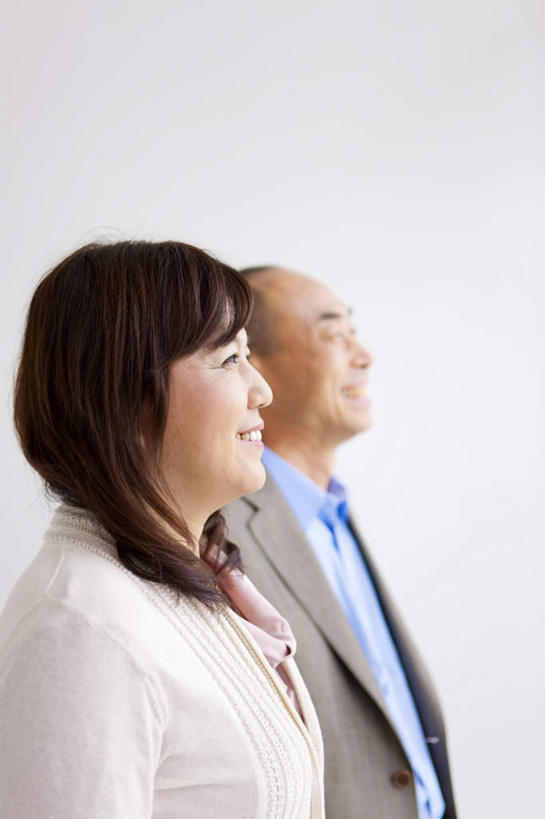 东方人,脸,头,脸颊,两个人,夫妻,站,笑,微笑,露齿笑,竖图,室内,特写,白天,白色背景,侧面,爱情,亚洲,服装,朦胧,模糊,浪漫,注视,休闲装,黄种人,衣服,观察,看,站着,休闲,休闲服,恩爱,恋人,摄影,服饰,影棚,观看,察看,关注,男人,男性,女人,女性,中年男性,中年女性,亚洲人,头部,脸部,脸蛋,面部,夫妇,情侣,抬头,仰头,站立,半身,彩图,影棚拍摄,拍摄,伴侣