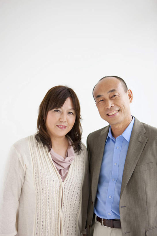 东方人,两个人,夫妻,站,笑,微笑,露齿笑,竖图,室内,白天,白色背景,正面,爱情,亚洲,服装,浪漫,注视,休闲装,黄种人,衣服,观察,看,站着,休闲,休闲服,恩爱,恋人,摄影,服饰,影棚,观看,察看,关注,男人,男性,女人,女性,中年男性,中年女性,亚洲人,夫妇,情侣,站立,半身,彩图,影棚拍摄,拍摄,伴侣