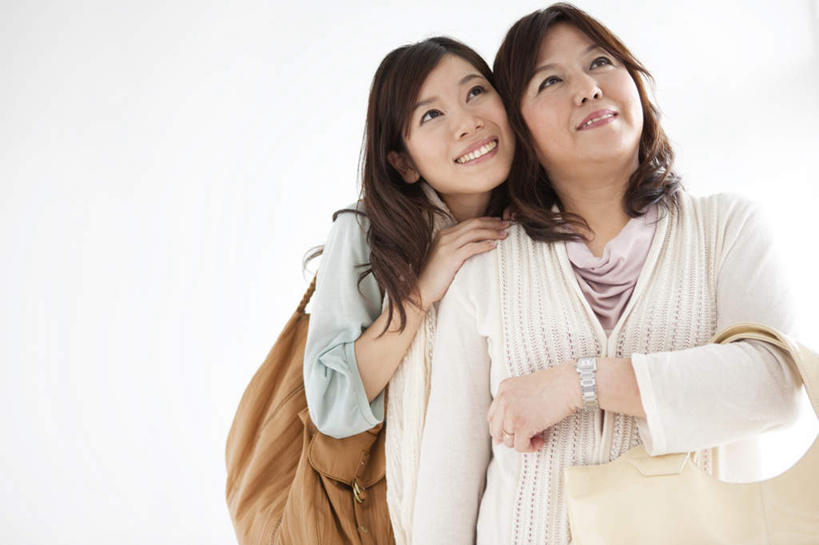 东方人,背,两个人,家庭,母亲,女儿,站,抱,笑,微笑,露齿笑,横图,室内,白天,白色背景,仰视,亚洲,服装,包,皮包,注视,休闲装,黄种人,肩膀,两个,衣服,黄色,白色,背着,观察,看,站着,休闲,温暖,温馨,母女,一家人,休闲服,母爱,摄影,服饰,影棚,抱着,观看,单肩包,和睦,察看,搂着,关注,年轻女性,女人,女性,中年女性,亚洲人,怀抱,搂,搂抱,抬头,相抱,仰头,拥抱,站立,半身,彩图,低角度拍摄,影棚拍摄,拍摄,融洽