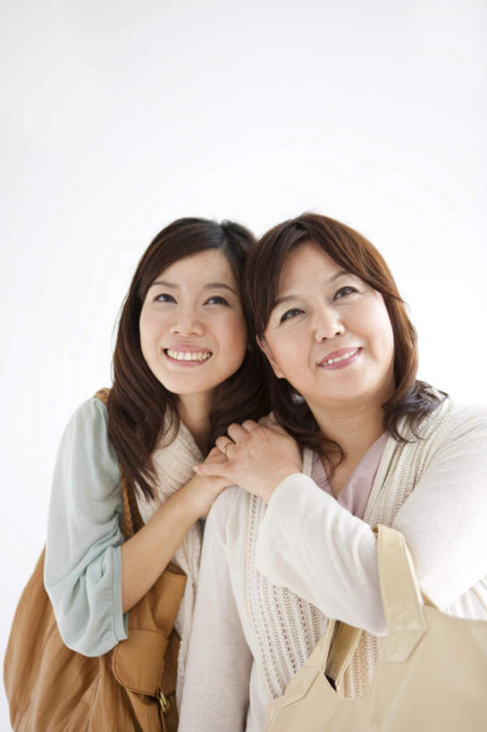 东方人,背,两个人,家庭,母亲,女儿,站,抱,笑,微笑,露齿笑,竖图,室内,白天,白色背景,正面,亚洲,服装,包,皮包,注视,休闲装,黄种人,肩膀,两个,衣服,黄色,白色,背着,观察,看,站着,休闲,温暖,温馨,母女,一家人,休闲服,母爱,摄影,服饰,影棚,抱着,观看,单肩包,和睦,察看,搂着,关注,年轻女性,女人,女性,中年女性,亚洲人,怀抱,搂,搂抱,相抱,拥抱,站立,半身,彩图,影棚拍摄,拍摄,融洽
