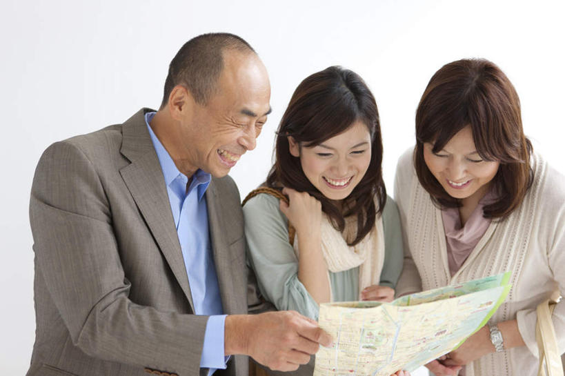 东方人,三个人,家庭,夫妻,母亲,父亲,女儿,站,横图,室内,白天,白色背景,正面,爱情,道路,地图,亚洲,一条,服装,装饰,信息,交通,浪漫,拿,拿着,注视,休闲装,黄种人,方向,衣服,围巾,观察,看,站着,休闲,温暖,温馨,父女,母女,三口之家,一家人,休闲服,恩爱,父爱,母爱,恋人,摄影,服饰,影棚,围脖,观看,引导,指引,保暖,华丽,点缀,和睦,察看,御寒,关注,衬托,美观,雅致,雅观,男人,男性,年轻女性,女人,女性,中年男性,中年女性,亚洲人,年轻人,夫妇,情侣,站立,半身,彩图,影棚拍摄,拍摄,伴侣,融洽,导航