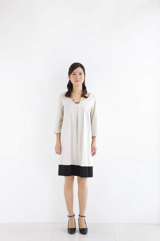 东方人,一个人,站,笑,微笑,竖图,室内,白天,白色背景,正面,高跟鞋,裙子,时尚,鞋子,亚洲,仅一个年轻女性,仅一个女性,仅一个人,服装,注视,休闲装,黄种人,衣服,白色,黑色,观察,看,站着,休闲,休闲服,短裙,摄影,服饰,影棚,观看,半身裙,察看,关注,时髦,时兴,年轻女性,女人,女性,亚洲人,长发,卷发,站立,彩图,全身,影棚拍摄,拍摄