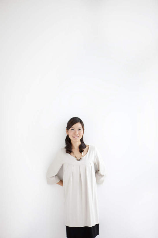 东方人,一个人,站,笑,微笑,露齿笑,竖图,室内,白天,白色背景,正面,裙子,亚洲,双手,仅一个年轻女性,仅一个女性,仅一个人,服装,注视,休闲装,黄种人,衣服,白色,黑色,观察,看,站着,休闲,休闲服,短裙,摄影,服饰,影棚,观看,半身裙,察看,关注,背手,年轻女性,女人,女性,亚洲人,长发,卷发,站立,半身,彩图,影棚拍摄,拍摄