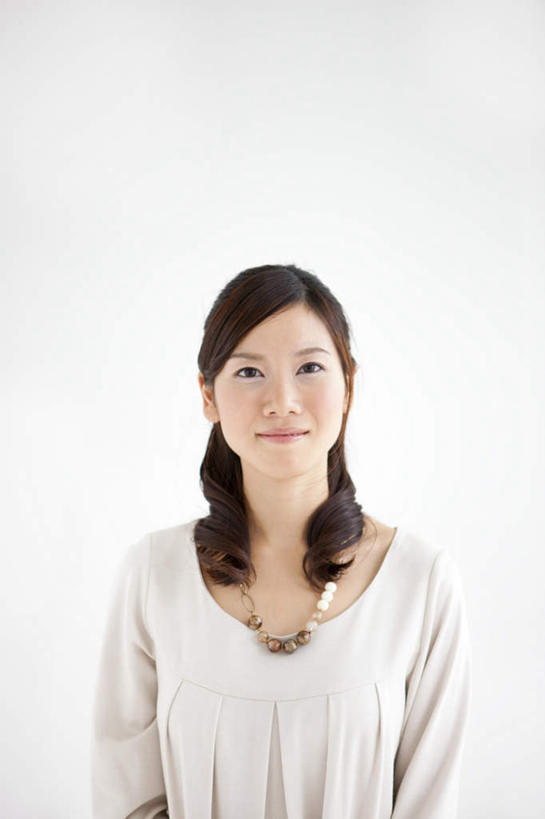 东方人,脸,头,脸颊,一个人,站,笑,微笑,竖图,室内,特写,白天,白色背景,正面,项链,亚洲,仅一个年轻女性,仅一个女性,仅一个人,一根,服装,注视,休闲装,黄种人,肩膀,装饰品,衣服,白色,饰品,首饰,观察,看,站着,休闲,休闲服,摄影,服饰,影棚,观看,察看,关注,年轻女性,女人,女性,亚洲人,头部,长发,卷发,脸部,脸蛋,面部,站立,半身,彩图,影棚拍摄,拍摄