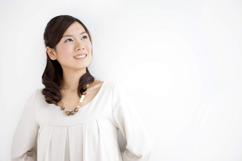 东方人,一个人,站,笑,微笑,露齿笑,横图,室内,白天,白色背景,正面,项链,亚洲,仅一个年轻女性,仅一个女性,仅一个人,一根,服装,注视,休闲装,黄种人,装饰品,衣服,白色,饰品,首饰,观察,看,站着,休闲,休闲服,摄影,服饰,影棚,观看,察看,关注,背手,年轻女性,女人,女性,亚洲人,长发,卷发,抬头,仰头,站立,半身,彩图,影棚拍摄,拍摄