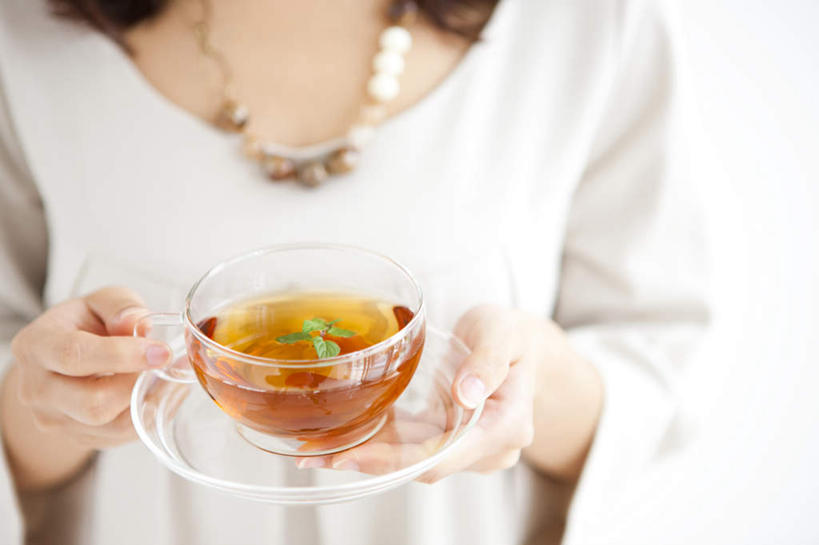 东方人,手,一个人,站,捧,横图,俯视,室内,特写,白天,白色背景,幸福,茶,杯子,亚洲,双手,仅一个年轻女性,仅一个女性,仅一个人,握,服装,朦胧,模糊,透明,碟子,盘,茶叶,饮品,休闲装,黄种人,娱乐,衣服,盘子,水杯,碟,花茶,站着,享受,休闲,温馨,手部,休闲服,放松,乐趣,握着,保健,养生,摄影,服饰,影棚,花草茶,舒适,香花茶,香片,熏花茶,年轻女性,女人,女性,亚洲人,茶杯,端,端着,捧着,手捧,站立,半身,彩图,高角度拍摄,影棚拍摄,拍摄