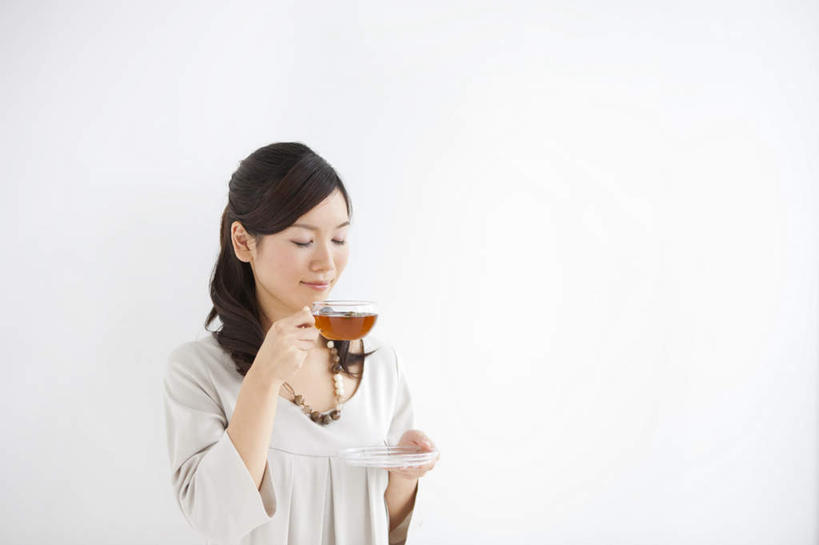 东方人,一个人,站,闭眼,横图,室内,白天,白色背景,正面,幸福,茶,杯子,亚洲,仅一个年轻女性,仅一个女性,仅一个人,服装,透明,碟子,茶叶,饮品,拿,拿着,休闲装,黄种人,娱乐,衣服,水杯,花茶,站着,享受,休闲,温馨,休闲服,放松,乐趣,保健,养生,摄影,服饰,影棚,花草茶,舒适,香花茶,香片,熏花茶,年轻女性,女人,女性,亚洲人,长发,卷发,茶杯,闭眼睛,闭着眼,闭着眼睛,站立,半身,彩图,影棚拍摄,拍摄