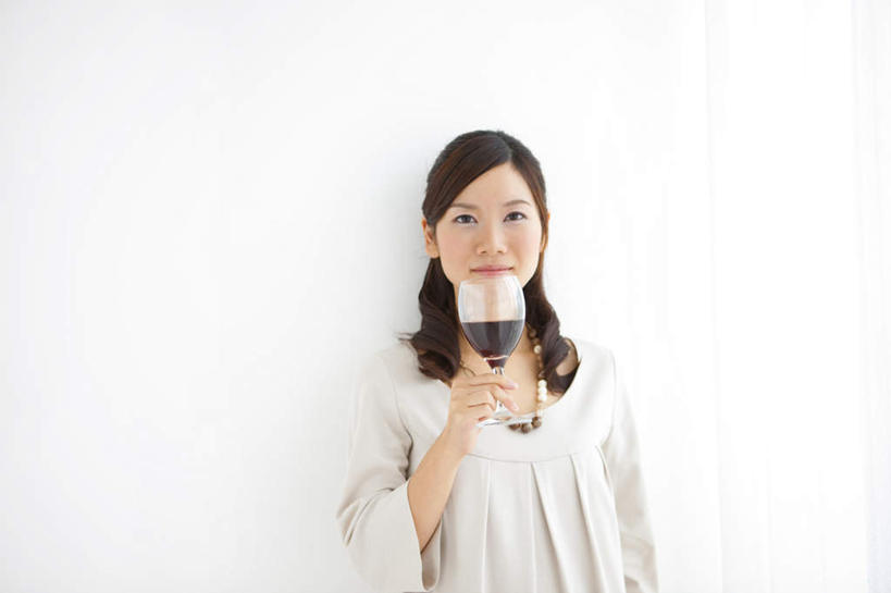 红酒,葡萄酒,东方人,一个人,站,笑,微笑,横图,室内,白天,白色背景,正面,杯子,亚洲,仅一个年轻女性,仅一个女性,仅一个人,服装,高脚杯,红酒杯,酒类,一杯,拿,拿着,注视,休闲装,黄种人,玻璃制品,酒,饮料,衣服,酒杯,观察,看,站着,休闲,休闲服,红葡萄酒,摄影,服饰,影棚,观看,察看,关注,年轻女性,女人,女性,亚洲人,长发,卷发,玻璃杯,站立,半身,彩图,影棚拍摄,拍摄