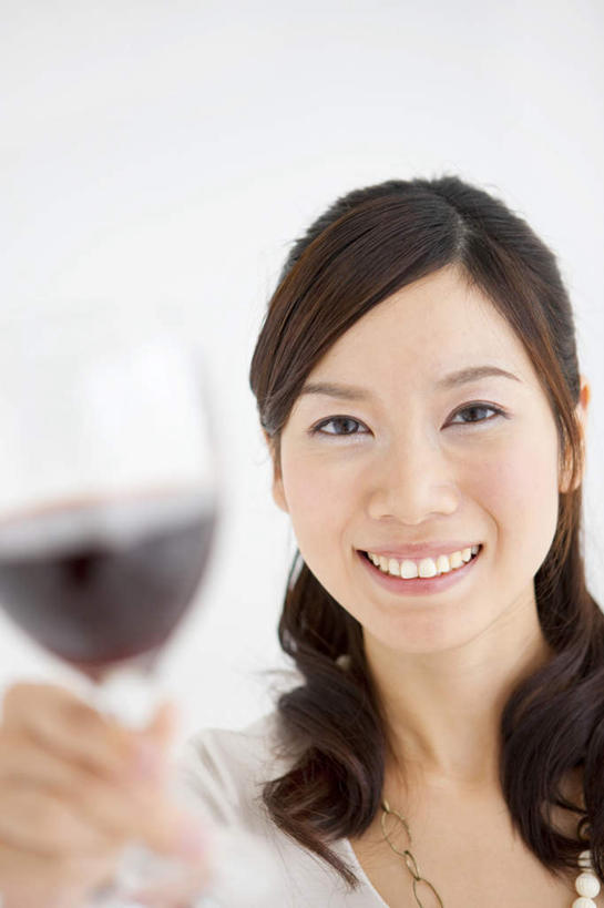 红酒,葡萄酒,东方人,脸,头,脸颊,手,一个人,站,举,笑,微笑,露齿笑,竖图,俯视,室内,特写,白天,白色背景,杯子,亚洲,仅一个年轻女性,仅一个女性,仅一个人,服装,朦胧,模糊,高脚杯,红酒杯,酒类,一杯,注视,休闲装,黄种人,肩膀,玻璃制品,酒,饮料,衣服,酒杯,观察,看,站着,休闲,手部,休闲服,红葡萄酒,摄影,服饰,影棚,观看,单手,察看,关注,年轻女性,女人,女性,亚洲人,头部,长发,卷发,脸部,脸蛋,面部,玻璃杯,举起,站立,半身,彩图,高角度拍摄,影棚拍摄,拍摄