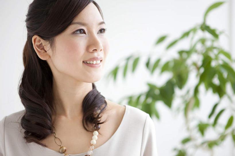 东方人,脸,头,脸颊,一个人,站,笑,微笑,露齿笑,横图,室内,特写,白天,白色背景,正面,项链,叶子,亚洲,仅一个年轻女性,仅一个女性,仅一个人,一根,许多,服装,朦胧,模糊,绿叶,注视,休闲装,黄种人,肩膀,装饰品,衣服,黑色,饰品,首饰,观察,看,站着,休闲,休闲服,嫩叶,摄影,服饰,影棚,观看,察看,关注,年轻女性,女人,女性,亚洲人,头部,长发,卷发,脸部,脸蛋,面部,叶,叶片,抬头,仰头,站立,半身,彩图,影棚拍摄,拍摄