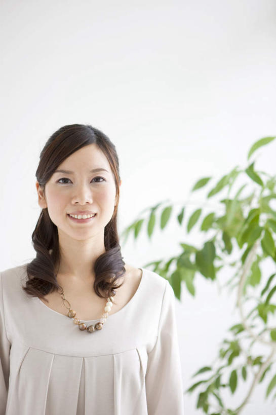 东方人,一个人,站,笑,微笑,露齿笑,竖图,室内,白天,白色背景,正面,项链,叶子,亚洲,仅一个年轻女性,仅一个女性,仅一个人,一根,许多,服装,绿叶,注视,休闲装,黄种人,装饰品,衣服,白色,饰品,首饰,观察,看,站着,休闲,休闲服,嫩叶,摄影,服饰,影棚,观看,察看,关注,年轻女性,女人,女性,亚洲人,长发,卷发,叶,叶片,站立,半身,彩图,影棚拍摄,拍摄