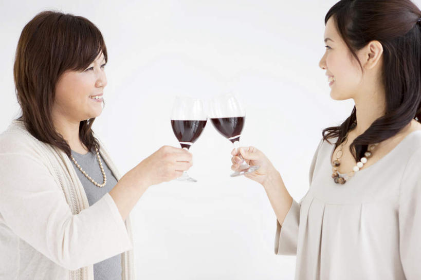 红酒,葡萄酒,东方人,两个人,家庭,母亲,女儿,站,笑,微笑,露齿笑,横图,室内,白天,白色背景,侧面,杯子,亚洲,服装,庆祝,高脚杯,红酒杯,酒类,两杯,拿,拿着,休闲装,黄种人,相视,玻璃制品,酒,饮料,衣服,酒杯,干杯,碰杯,站着,休闲,温暖,温馨,母女,一家人,面对面,休闲服,红葡萄酒,交际,母爱,友好,摄影,服饰,影棚,对视,庆贺,和睦,礼仪,相对,敬酒,相看,劝酒,年轻女性,女人,女性,中年女性,亚洲人,长发,卷发,玻璃杯,站立,半身,彩图,影棚拍摄,拍摄,融洽