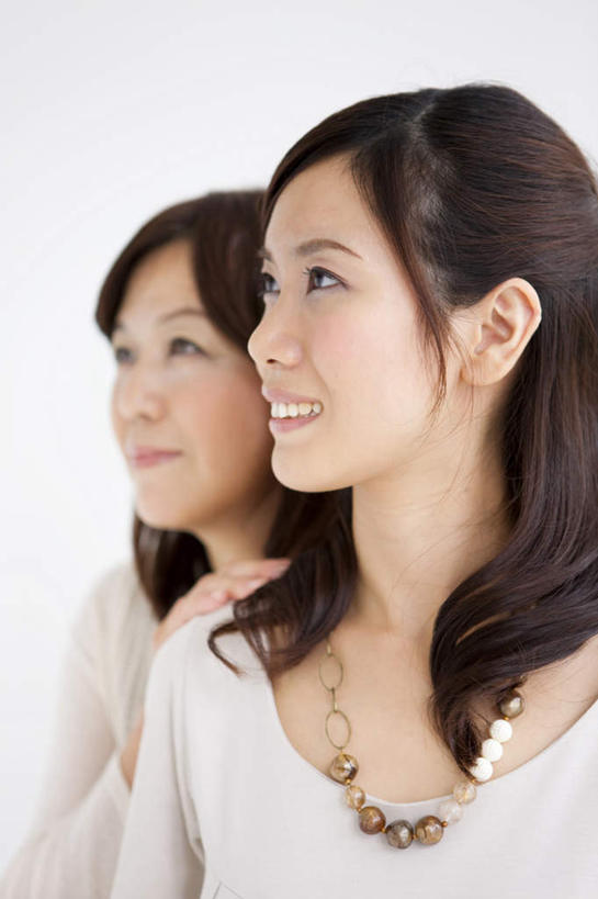 东方人,脸,头,脸颊,两个人,家庭,母亲,女儿,站,笑,微笑,露齿笑,竖图,室内,特写,白天,白色背景,正面,项链,亚洲,一根,撑,服装,注视,休闲装,黄种人,肩膀,装饰品,衣服,饰品,首饰,观察,看,站着,休闲,温暖,温馨,母女,一家人,休闲服,母爱,摄影,服饰,影棚,观看,和睦,察看,撑着,关注,年轻女性,女人,女性,中年女性,亚洲人,头部,长发,卷发,脸部,脸蛋,面部,站立,半身,彩图,影棚拍摄,拍摄,融洽