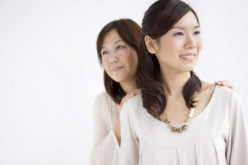 东方人,脸,头,脸颊,两个人,家庭,母亲,女儿,站,笑,微笑,露齿笑,横图,室内,特写,白天,白色背景,正面,项链,亚洲,一根,撑,服装,注视,休闲装,黄种人,肩膀,装饰品,衣服,饰品,首饰,观察,看,站着,休闲,温暖,温馨,母女,一家人,休闲服,母爱,摄影,服饰,影棚,观看,和睦,察看,撑着,关注,年轻女性,女人,女性,中年女性,亚洲人,头部,长发,卷发,脸部,脸蛋,面部,站立,半身,彩图,影棚拍摄,拍摄,融洽