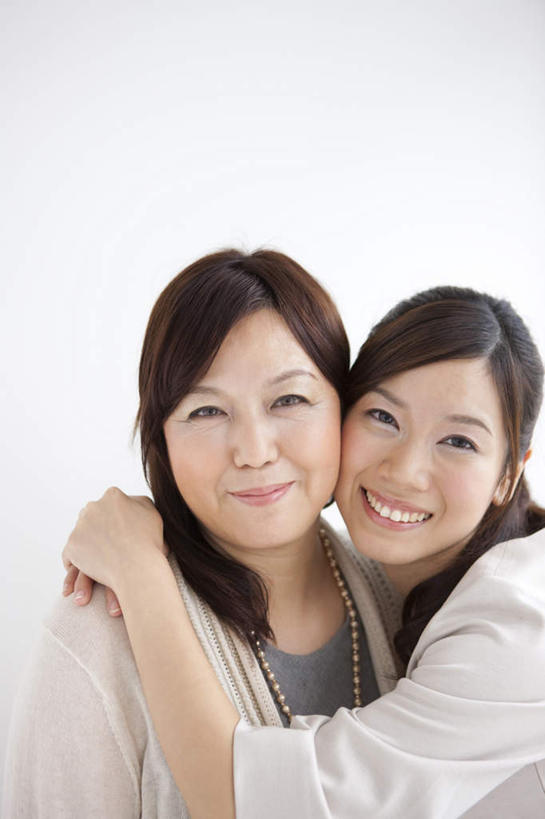 东方人,脸,头,脸颊,手,两个人,家庭,母亲,女儿,站,抱,笑,微笑,露齿笑,竖图,室内,特写,白天,白色背景,正面,亚洲,服装,注视,休闲装,黄种人,肩膀,衣服,观察,看,站着,休闲,温暖,温馨,母女,一家人,手部,休闲服,母爱,摄影,服饰,影棚,抱着,观看,单手,和睦,察看,搂着,关注,年轻女性,女人,女性,中年女性,亚洲人,头部,长发,卷发,脸部,脸蛋,面部,怀抱,搂,搂抱,相抱,拥抱,站立,半身,彩图,影棚拍摄,拍摄,融洽
