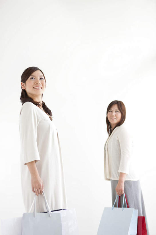 东方人,两个人,家庭,母亲,女儿,站,笑,微笑,露齿笑,竖图,室内,白天,白色背景,侧面,购物,消费,袋子,亚洲,服装,包装袋,手提袋,购物袋,拿,拿着,扭头,注视,休闲装,黄种人,衣服,红色,白色,灰色,观察,看,站着,转头,四个,休闲,温暖,温馨,母女,一家人,休闲服,母爱,金融,摄影,服饰,影棚,观看,和睦,察看,购买,关注,贸易,年轻女性,女人,女性,中年女性,亚洲人,站立,半身,彩图,影棚拍摄,拍摄,融洽