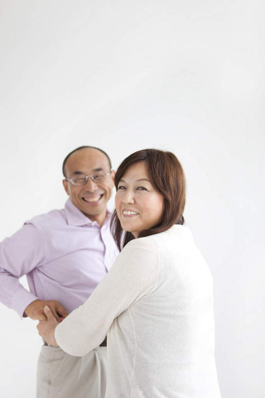 东方人,背部,两个人,夫妻,站,抱,笑,微笑,露齿笑,竖图,室内,白天,白色背景,正面,衬衫,爱情,亚洲,服装,眼镜,浪漫,扭头,注视,休闲装,黄种人,手叉腰,衣服,叉腰,观察,看,站着,转头,休闲,休闲服,恩爱,恋人,摄影,服饰,影棚,抱着,观看,察看,搂着,关注,近视眼镜,男人,男性,女人,女性,中年男性,中年女性,亚洲人,腰部,夫妇,情侣,怀抱,搂,搂抱,相抱,拥抱,站立,半身,彩图,影棚拍摄,衬衣,拍摄,伴侣