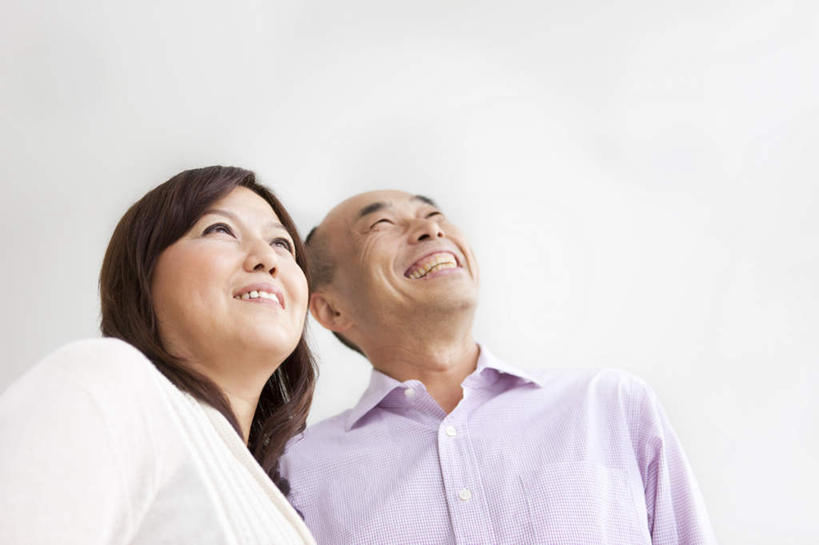 东方人,脸,头,脸颊,两个人,夫妻,站,笑,微笑,露齿笑,横图,室内,特写,白天,白色背景,仰视,衬衫,爱情,亚洲,服装,浪漫,注视,休闲装,黄种人,肩膀,衣服,观察,看,站着,休闲,休闲服,恩爱,恋人,摄影,服饰,影棚,观看,察看,关注,男人,男性,女人,女性,中年男性,中年女性,亚洲人,头部,脸部,脸蛋,面部,夫妇,情侣,抬头,仰头,站立,半身,彩图,低角度拍摄,影棚拍摄,衬衣,拍摄,伴侣