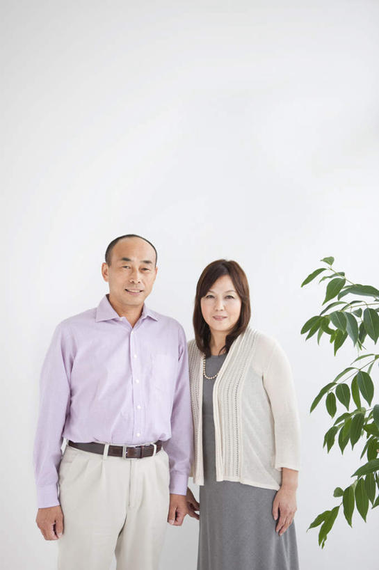 东方人,两个人,夫妻,站,笑,微笑,露齿笑,竖图,室内,白天,白色背景,正面,衬衫,爱情,叶子,亚洲,许多,服装,装饰,绿叶,浪漫,注视,休闲装,黄种人,衣服,观察,看,站着,休闲,休闲服,嫩叶,恩爱,恋人,摄影,服饰,影棚,观看,华丽,修饰,点缀,察看,关注,衬托,美观,雅致,雅观,男人,男性,女人,女性,中年男性,中年女性,亚洲人,夫妇,情侣,叶,叶片,站立,半身,彩图,影棚拍摄,衬衣,拍摄,伴侣