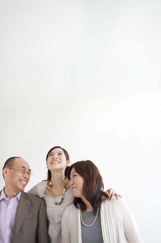 东方人,三个人,家庭,夫妻,母亲,父亲,女儿,坐,抱,笑,微笑,露齿笑,竖图,室内,白天,白色背景,正面,衬衫,爱情,项链,亚洲,眼镜,浪漫,黄种人,肩膀,相视,装饰品,饰品,首饰,温暖,温馨,父女,母女,一家人,面对面,恩爱,父爱,母爱,恋人,摄影,影棚,抱着,对视,和睦,搂着,相对,近视眼镜,相看,男人,男性,年轻女性,女人,女性,中年男性,中年女性,亚洲人,夫妇,情侣,怀抱,搂,搂抱,抬头,相抱,仰头,拥抱,坐着,半身,彩图,影棚拍摄,衬衣,拍摄,伴侣,融洽