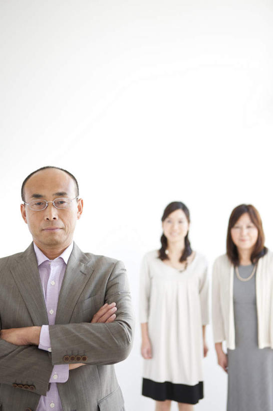 东方人,脸,头,脸颊,三个人,家庭,夫妻,母亲,父亲,女儿,站,笑,双手交叉,微笑,露齿笑,竖图,室内,特写,白天,白色背景,正面,衬衫,爱情,项链,亚洲,眼镜,浪漫,注视,黄种人,肩膀,装饰品,饰品,首饰,观察,看,站着,温暖,温馨,父女,母女,一家人,恩爱,父爱,母爱,恋人,摄影,影棚,观看,严肃,和睦,察看,双手抱胸,关注,近视眼镜,男人,男性,年轻女性,女人,女性,中年男性,中年女性,亚洲人,头部,脸部,脸蛋,面部,夫妇,情侣,站立,半身,彩图,影棚拍摄,衬衣,拍摄,伴侣,融洽