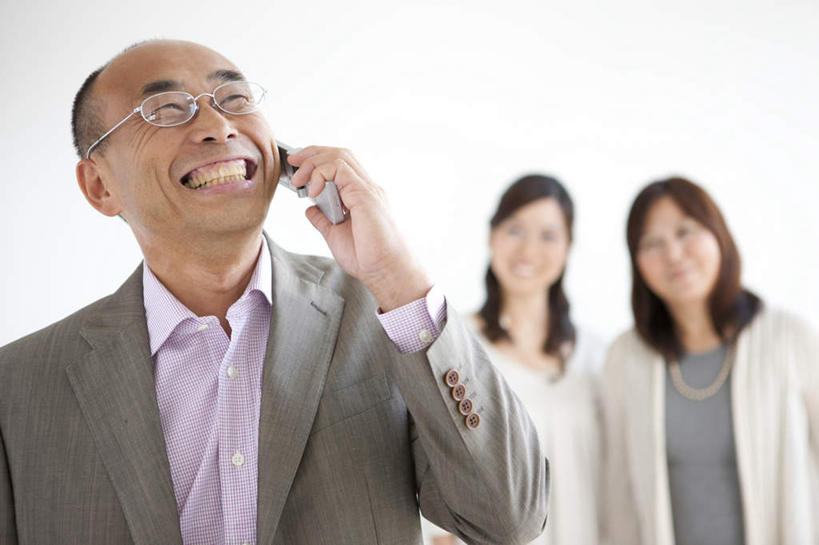 东方人,脸,头,脸颊,手,三个人,家庭,夫妻,母亲,父亲,女儿,站,笑,打电话,微笑,露齿笑,横图,室内,特写,白天,白色背景,正面,衬衫,爱情,电话,手机,项链,亚洲,握,朦胧,模糊,眼镜,浪漫,拿,拿着,注视,黄种人,通讯设备,肩膀,装饰品,饰品,首饰,观察,看,站着,温暖,温馨,父女,母女,一家人,手部,恩爱,父爱,母爱,握着,恋人,摄影,影棚,观看,单手,和睦,察看,关注,近视眼镜,交流,男人,男性,年轻女性,女人,女性,中年男性,中年女性,亚洲人,头部,脸部,脸蛋,面部,夫妇,情侣,沟通,抬头,通话,仰头,站立,半身,彩图,影棚拍摄,衬衣,拍摄,伴侣,融洽